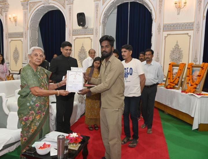 महात्मा गांधी और लाल बहादुर शास्त्री को याद किया।