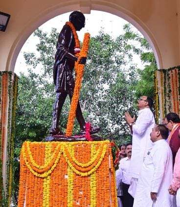 महात्मा गांधी और लाल बहादुर शास्त्री को याद किया।