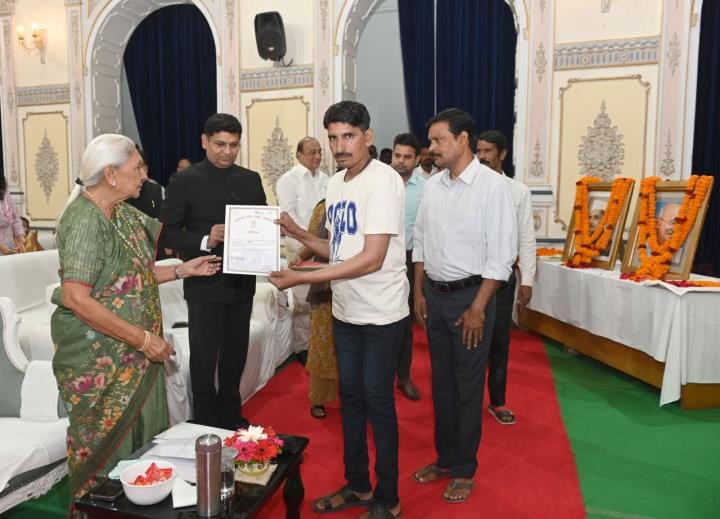 महात्मा गांधी और लाल बहादुर शास्त्री को याद किया।