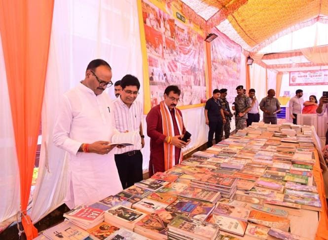 महात्मा गांधी और लाल बहादुर शास्त्री को याद किया।