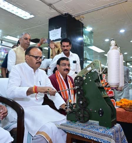 महात्मा गांधी और लाल बहादुर शास्त्री को याद किया।
