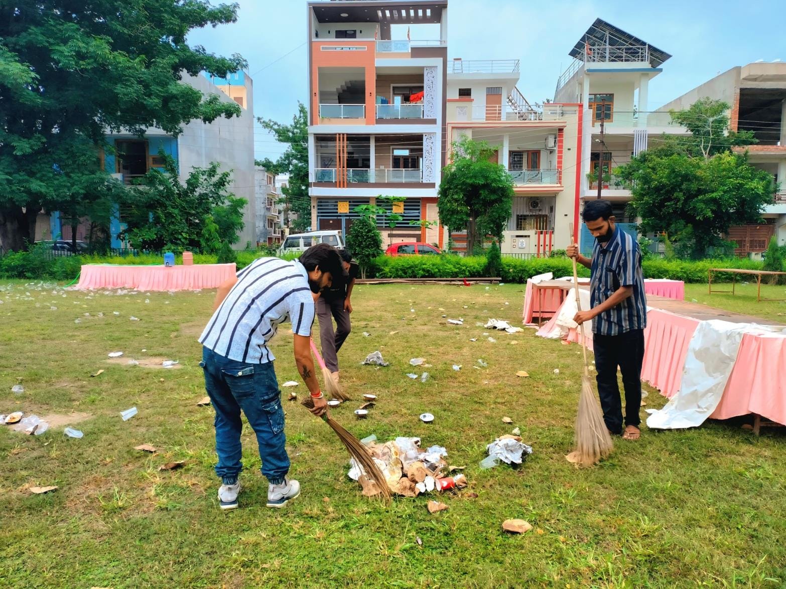 महात्मा गांधी और लाल बहादुर शास्त्री को याद किया।