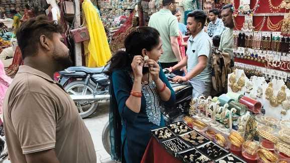 मीराबाई बाजार में महिलाओं के लिए करवा चौथ के लिए रखा राजस्थानी चूड़ा। संवाद