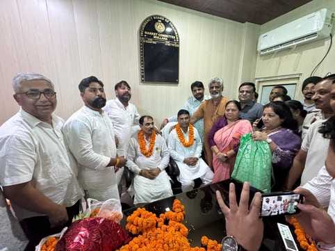 मार्केट कमेटी चेयरमैन व उप चेयरमैन को पदभाग ग्रहण कराते हुए। विज्ञप्ति मार्केट कमेटी चेयरमैन व उप चेयरमैन को पदभाग ग्रहण कराते हुए। विज्ञप्ति