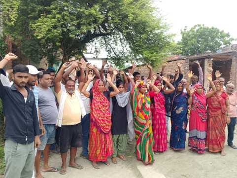 नगर के दशईपोखरा पर विजयादशमी पर धू-धू कर जलता रावण का पुतला।संवाद नगर के दशईपोखरा पर विजयादशमी पर धू-धू कर जलता रावण का पुतला।संवाद