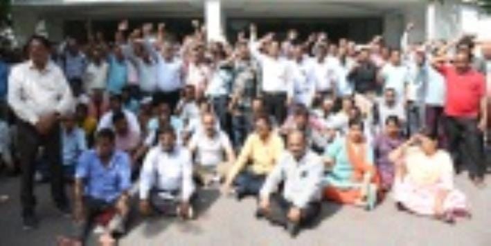 प्रदर्शन करते सहारा शहर के कर्मचारी।