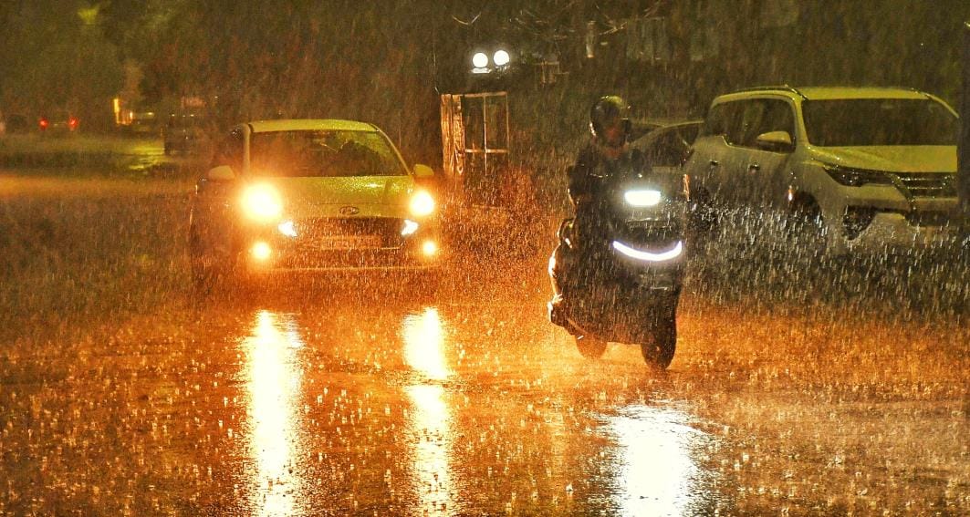 राजधानी में शुक्रवार को सुबह और रात में बारिश हुई। 