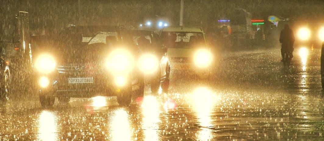 राजधानी में शुक्रवार को सुबह और रात में बारिश हुई। 