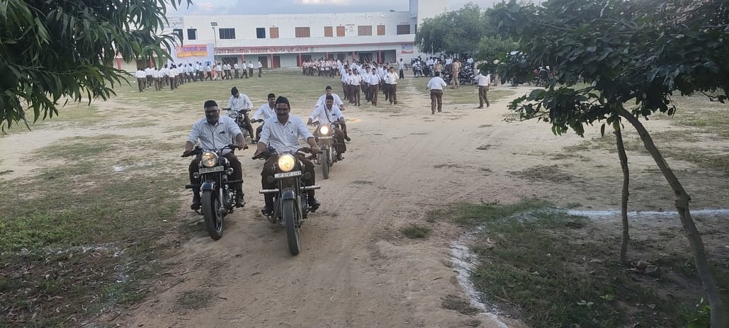 राष्ट्रीय स्वयंसेवक संघ के शताब्दी वर्ष पर पथ संचलन कर निकली रैली। राष्ट्रीय स्वयंसेवक संघ के शताब्दी वर्ष पर पथ संचलन कर निकली रैली।
