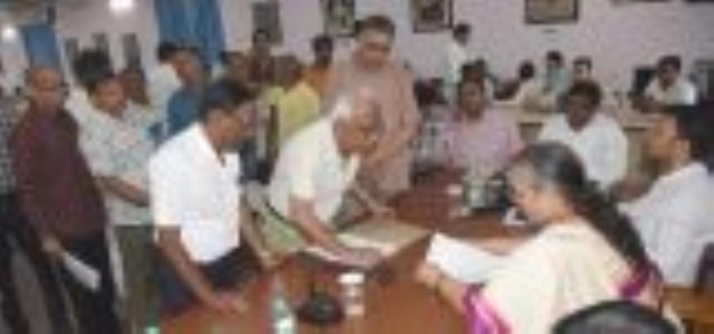 समाधान दिवस में पहुंचे लोग। समाधान दिवस में पहुंचे लोग।