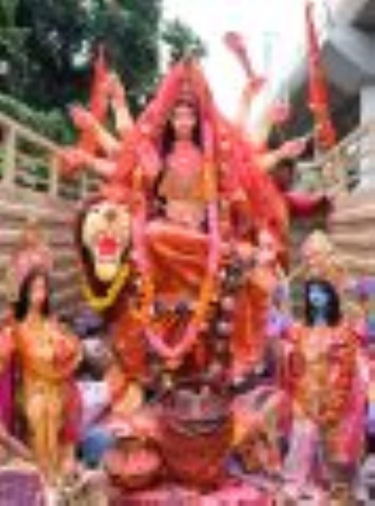 सिंदूरी आभा में डूबी मां दुर्गा की विदाई यात्रा सिंदूरी आभा में डूबी मां दुर्गा की विदाई यात्रा