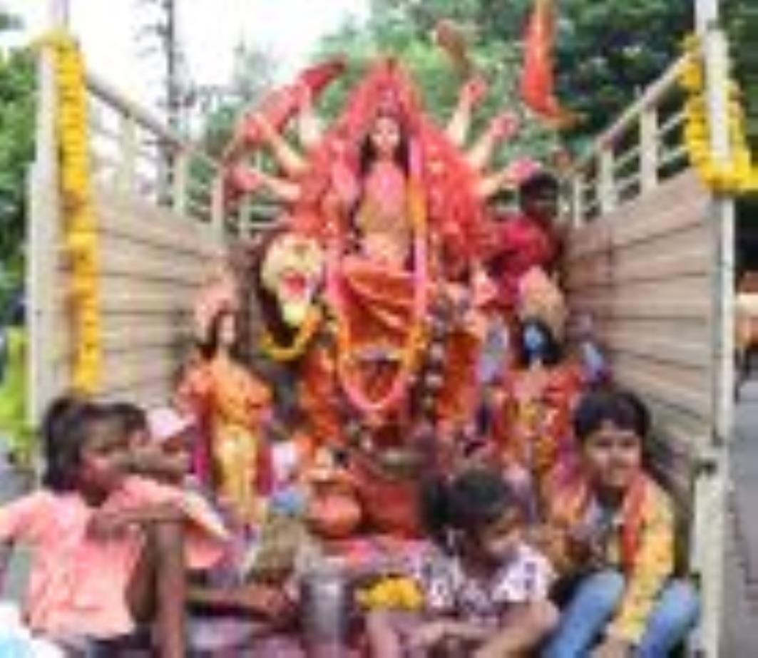 सिंदूरी आभा में डूबी मां दुर्गा की विदाई यात्रा सिंदूरी आभा में डूबी मां दुर्गा की विदाई यात्रा