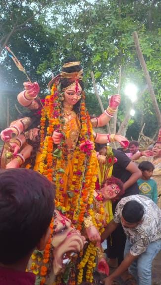सिंदूरी आभा में डूबी मां दुर्गा की विदाई यात्रा सिंदूरी आभा में डूबी मां दुर्गा की विदाई यात्रा