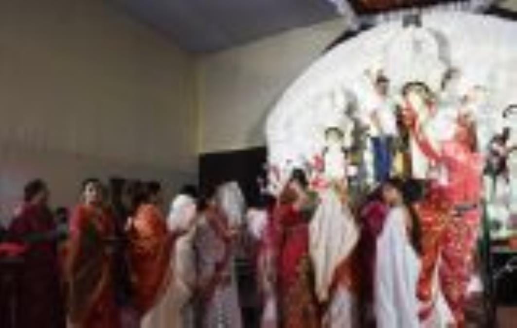 सिंदूरी आभा में डूबी मां दुर्गा की विदाई यात्रा सिंदूरी आभा में डूबी मां दुर्गा की विदाई यात्रा