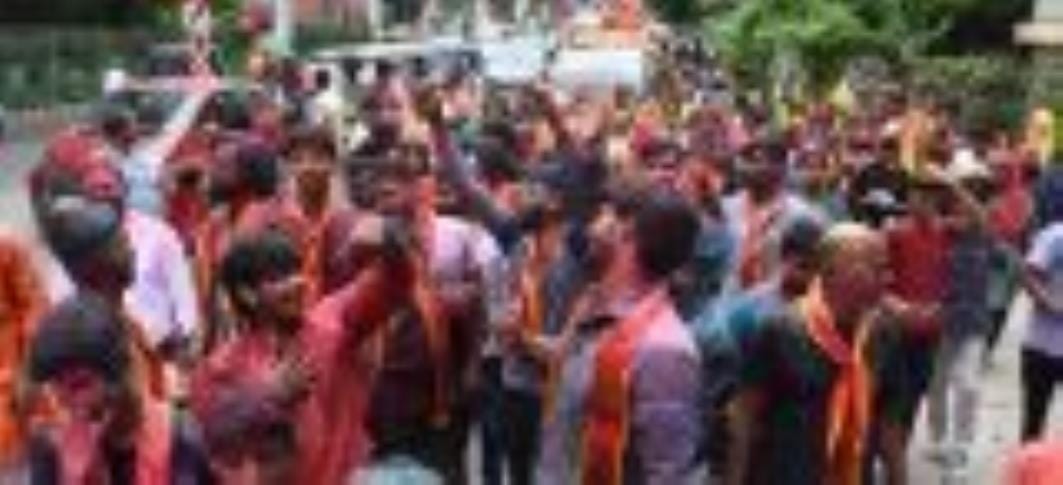 सिंदूरी आभा में डूबी मां दुर्गा की विदाई यात्रा सिंदूरी आभा में डूबी मां दुर्गा की विदाई यात्रा