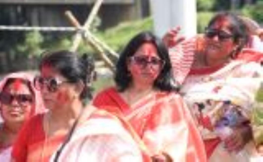सिंदूरी आभा में डूबी मां दुर्गा की विदाई यात्रा सिंदूरी आभा में डूबी मां दुर्गा की विदाई यात्रा