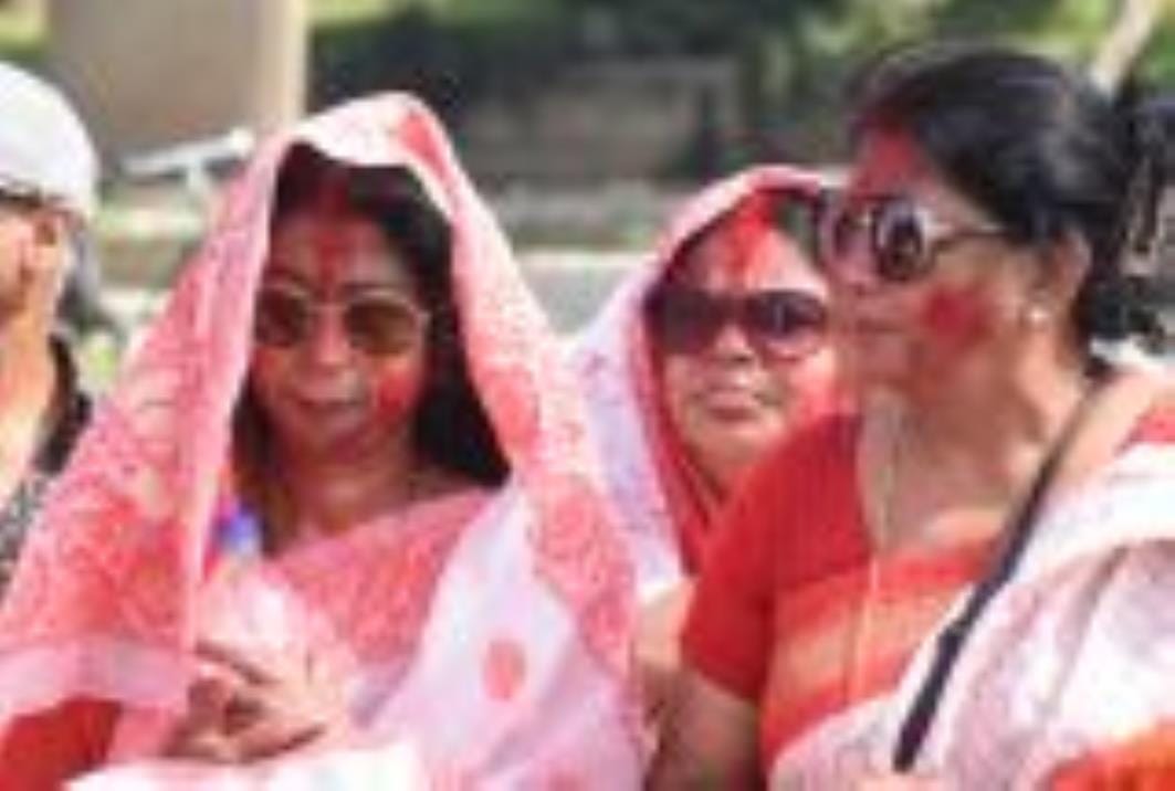 सिंदूरी आभा में डूबी मां दुर्गा की विदाई यात्रा सिंदूरी आभा में डूबी मां दुर्गा की विदाई यात्रा