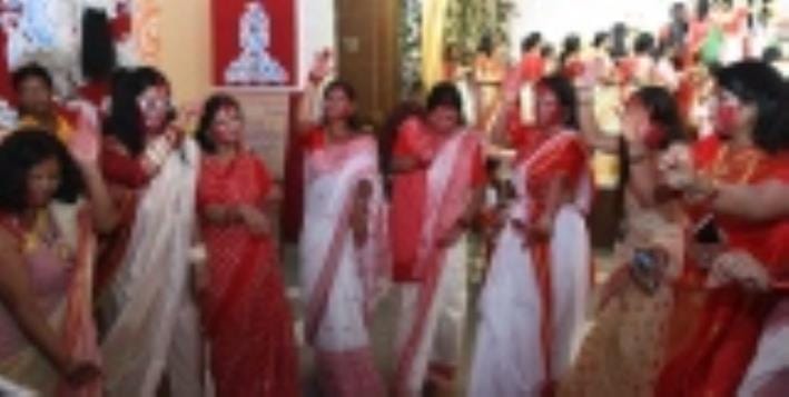 सिंदूरी आभा में डूबी मां दुर्गा की विदाई यात्रा सिंदूरी आभा में डूबी मां दुर्गा की विदाई यात्रा