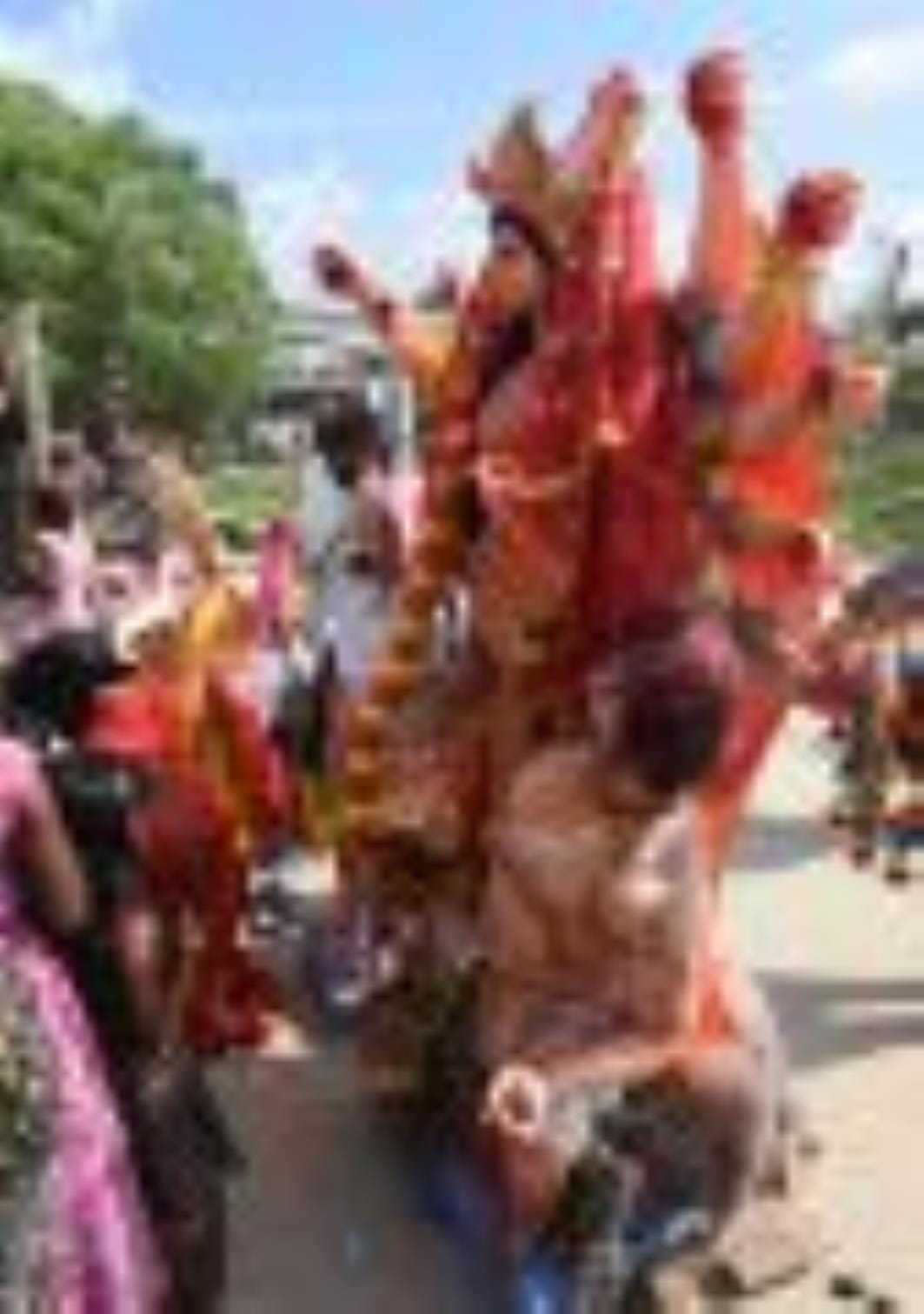 सिंदूरी आभा में डूबी मां दुर्गा की विदाई यात्रा सिंदूरी आभा में डूबी मां दुर्गा की विदाई यात्रा