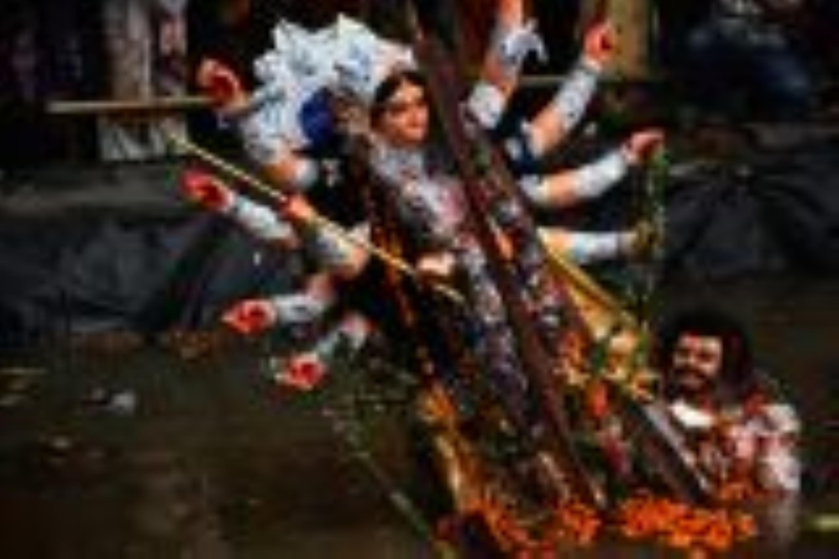 सिंदूरी आभा में डूबी मां दुर्गा की विदाई यात्रा सिंदूरी आभा में डूबी मां दुर्गा की विदाई यात्रा