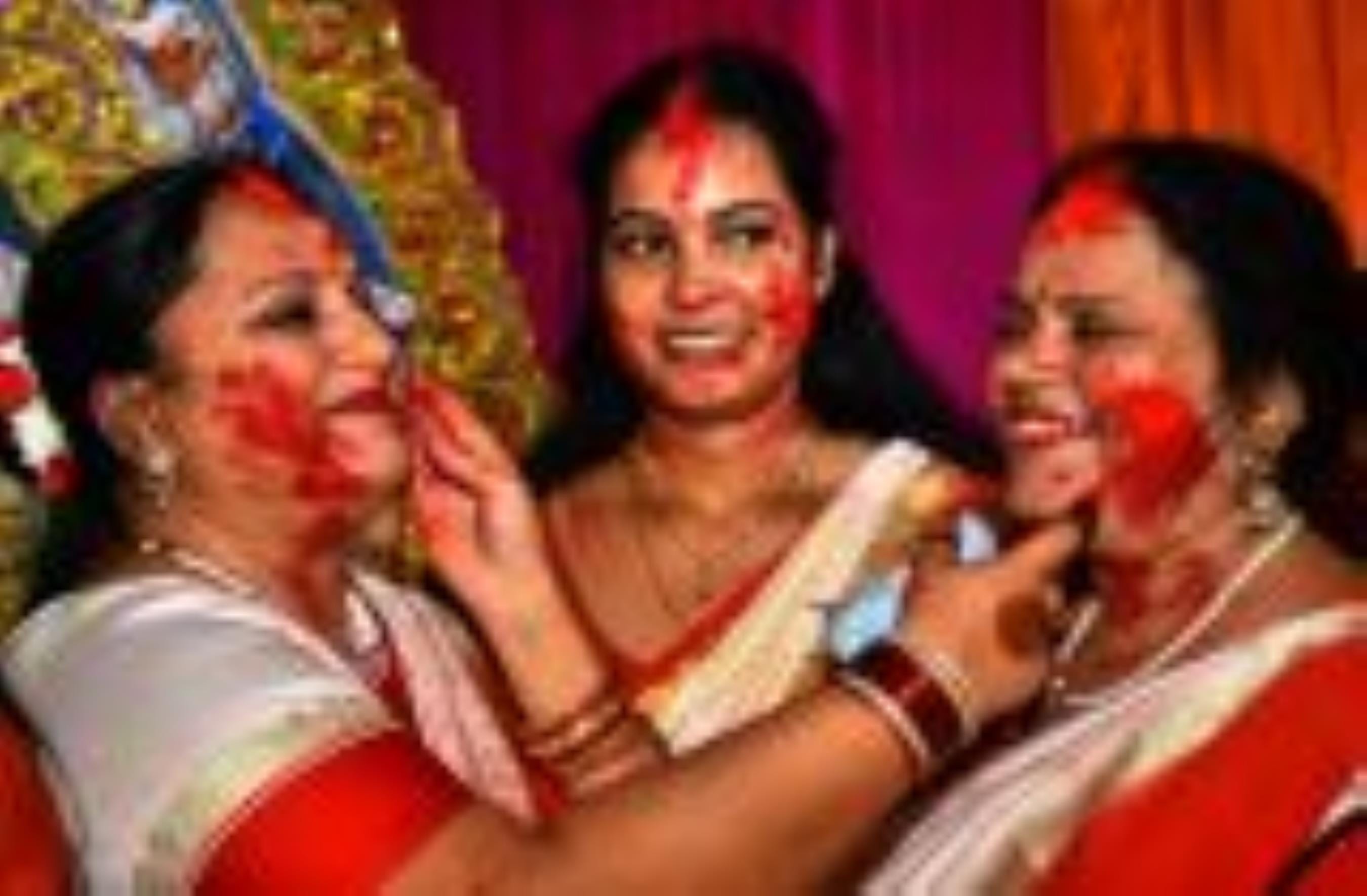 सिंदूरी आभा में डूबी मां दुर्गा की विदाई यात्रा सिंदूरी आभा में डूबी मां दुर्गा की विदाई यात्रा