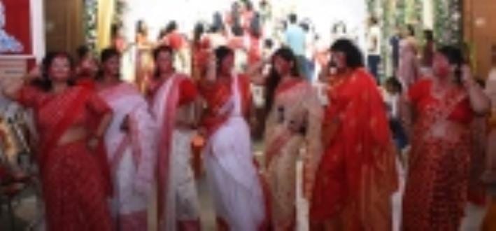 सिंदूरी आभा में डूबी मां दुर्गा की विदाई यात्रा सिंदूरी आभा में डूबी मां दुर्गा की विदाई यात्रा