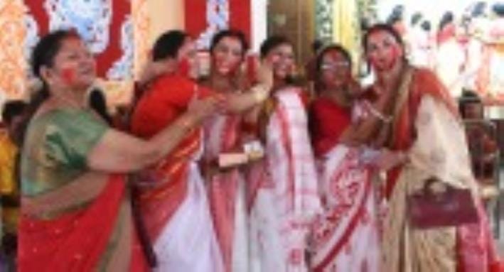 सिंदूरी आभा में डूबी मां दुर्गा की विदाई यात्रा सिंदूरी आभा में डूबी मां दुर्गा की विदाई यात्रा