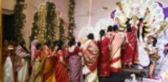 सिंदूरी आभा में डूबी मां दुर्गा की विदाई यात्रा सिंदूरी आभा में डूबी मां दुर्गा की विदाई यात्रा