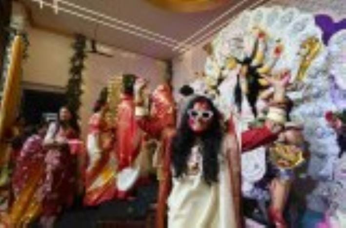 सिंदूरी आभा में डूबी मां दुर्गा की विदाई यात्रा सिंदूरी आभा में डूबी मां दुर्गा की विदाई यात्रा