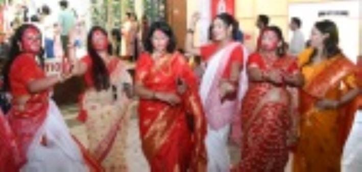 सिंदूरी आभा में डूबी मां दुर्गा की विदाई यात्रा सिंदूरी आभा में डूबी मां दुर्गा की विदाई यात्रा