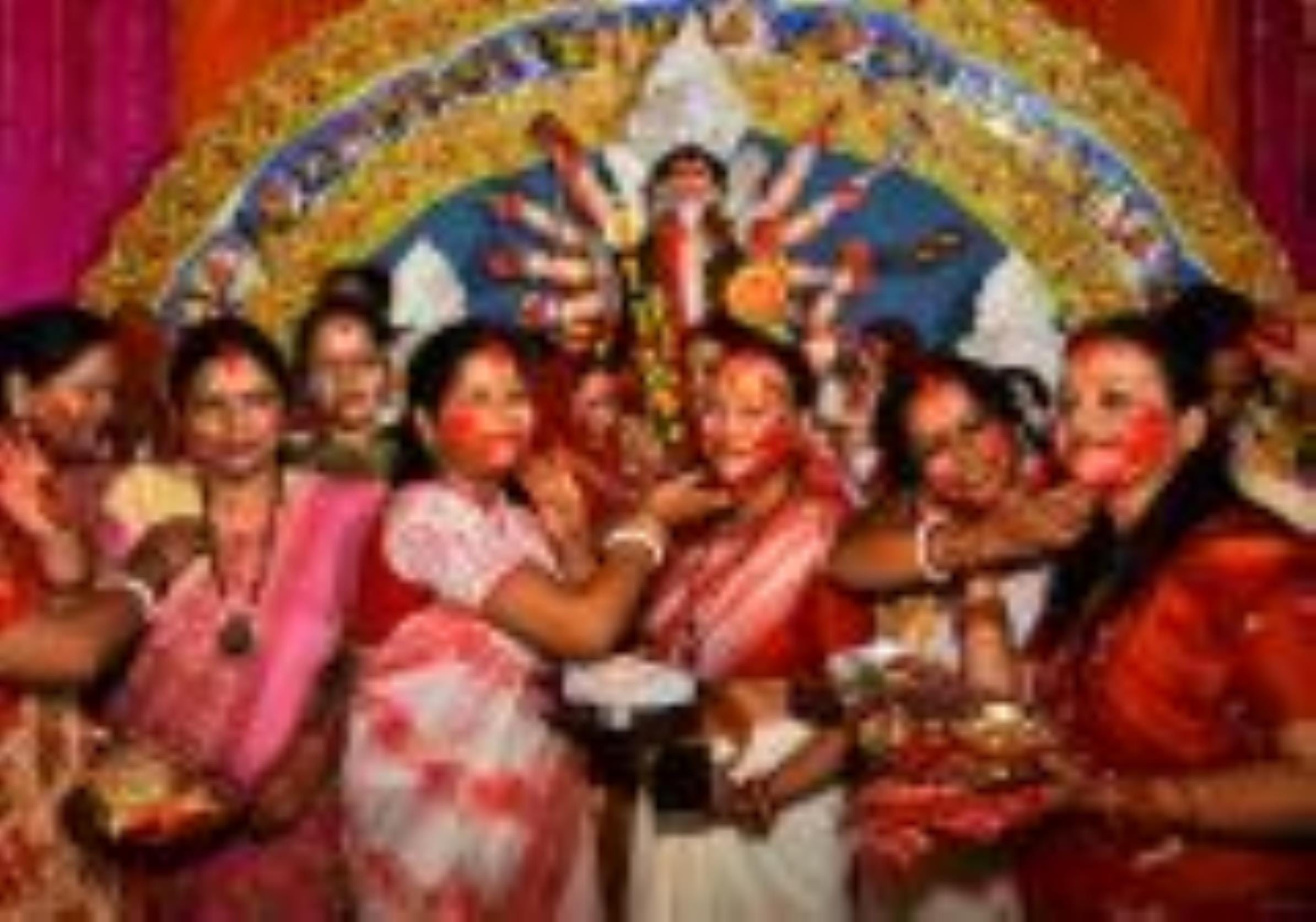 सिंदूरी आभा में डूबी मां दुर्गा की विदाई यात्रा सिंदूरी आभा में डूबी मां दुर्गा की विदाई यात्रा