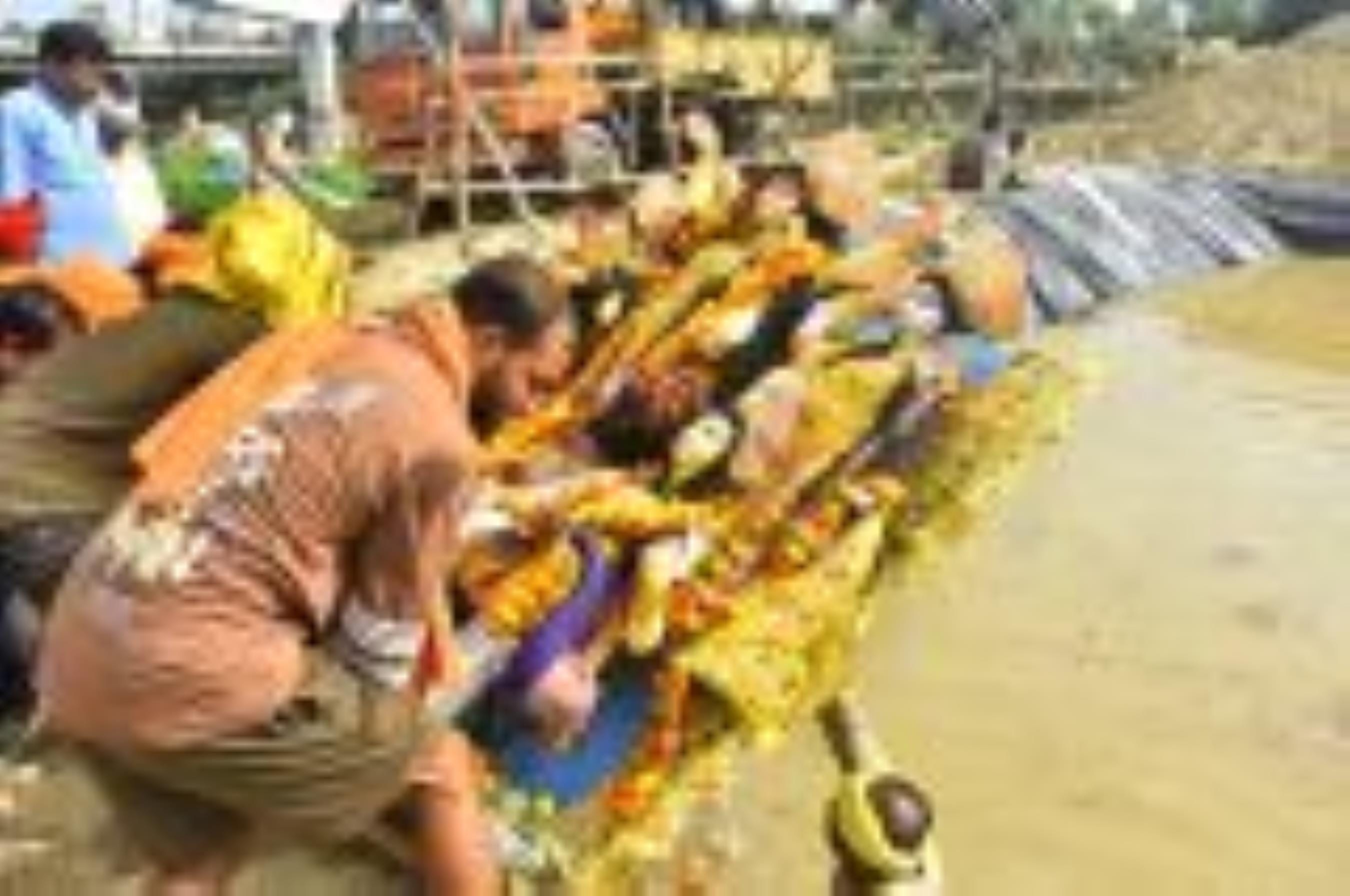 सिंदूरी आभा में डूबी मां दुर्गा की विदाई यात्रा सिंदूरी आभा में डूबी मां दुर्गा की विदाई यात्रा