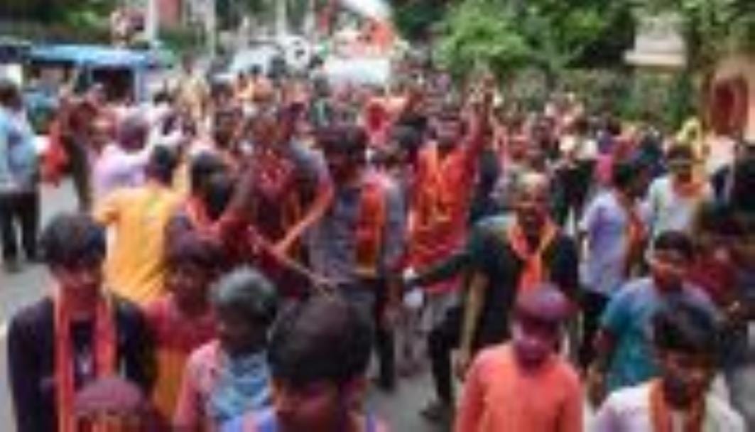 सिंदूरी आभा में डूबी मां दुर्गा की विदाई यात्रा सिंदूरी आभा में डूबी मां दुर्गा की विदाई यात्रा