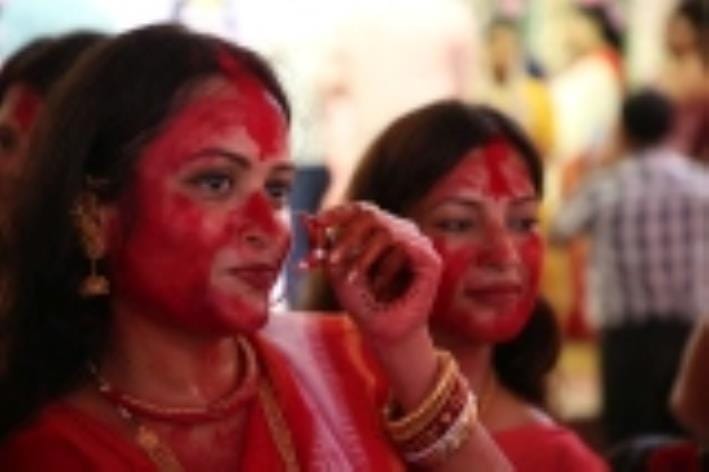 सिंदूरी आभा में डूबी मां दुर्गा की विदाई यात्रा सिंदूरी आभा में डूबी मां दुर्गा की विदाई यात्रा