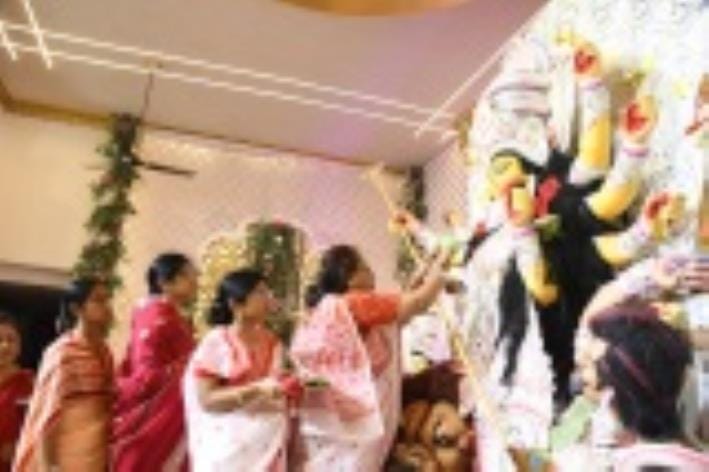 सिंदूरी आभा में डूबी मां दुर्गा की विदाई यात्रा सिंदूरी आभा में डूबी मां दुर्गा की विदाई यात्रा