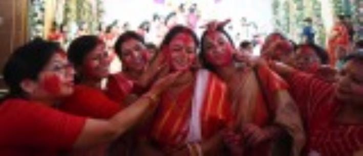 सिंदूरी आभा में डूबी मां दुर्गा की विदाई यात्रा सिंदूरी आभा में डूबी मां दुर्गा की विदाई यात्रा