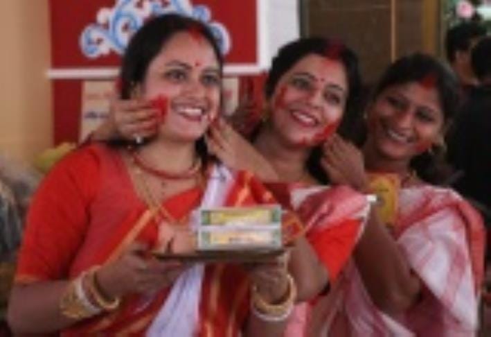 सिंदूरी आभा में डूबी मां दुर्गा की विदाई यात्रा सिंदूरी आभा में डूबी मां दुर्गा की विदाई यात्रा