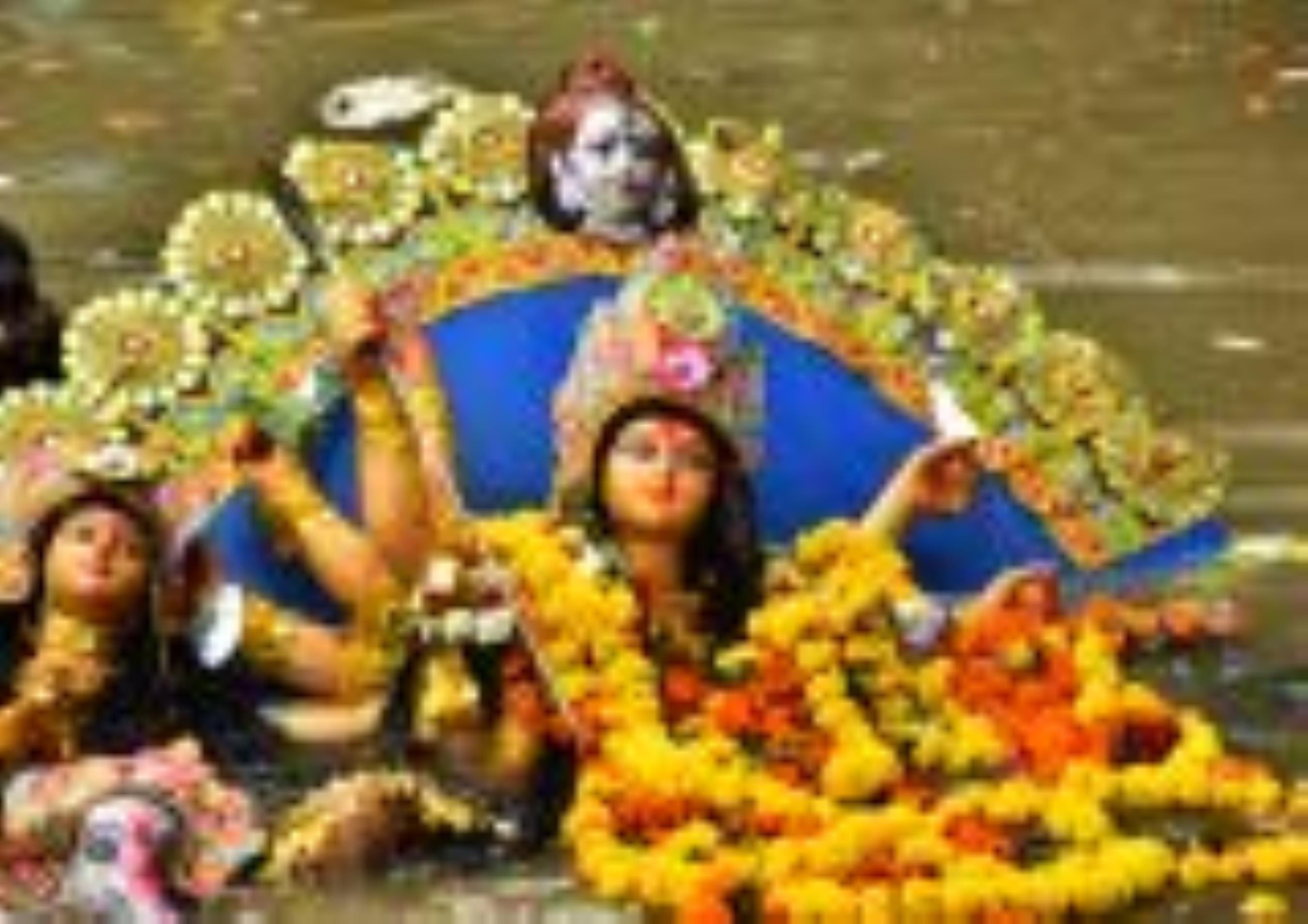 सिंदूरी आभा में डूबी मां दुर्गा की विदाई यात्रा सिंदूरी आभा में डूबी मां दुर्गा की विदाई यात्रा