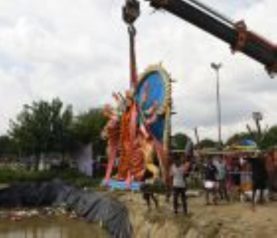 सिंदूरी आभा में डूबी मां दुर्गा की विदाई यात्रा सिंदूरी आभा में डूबी मां दुर्गा की विदाई यात्रा