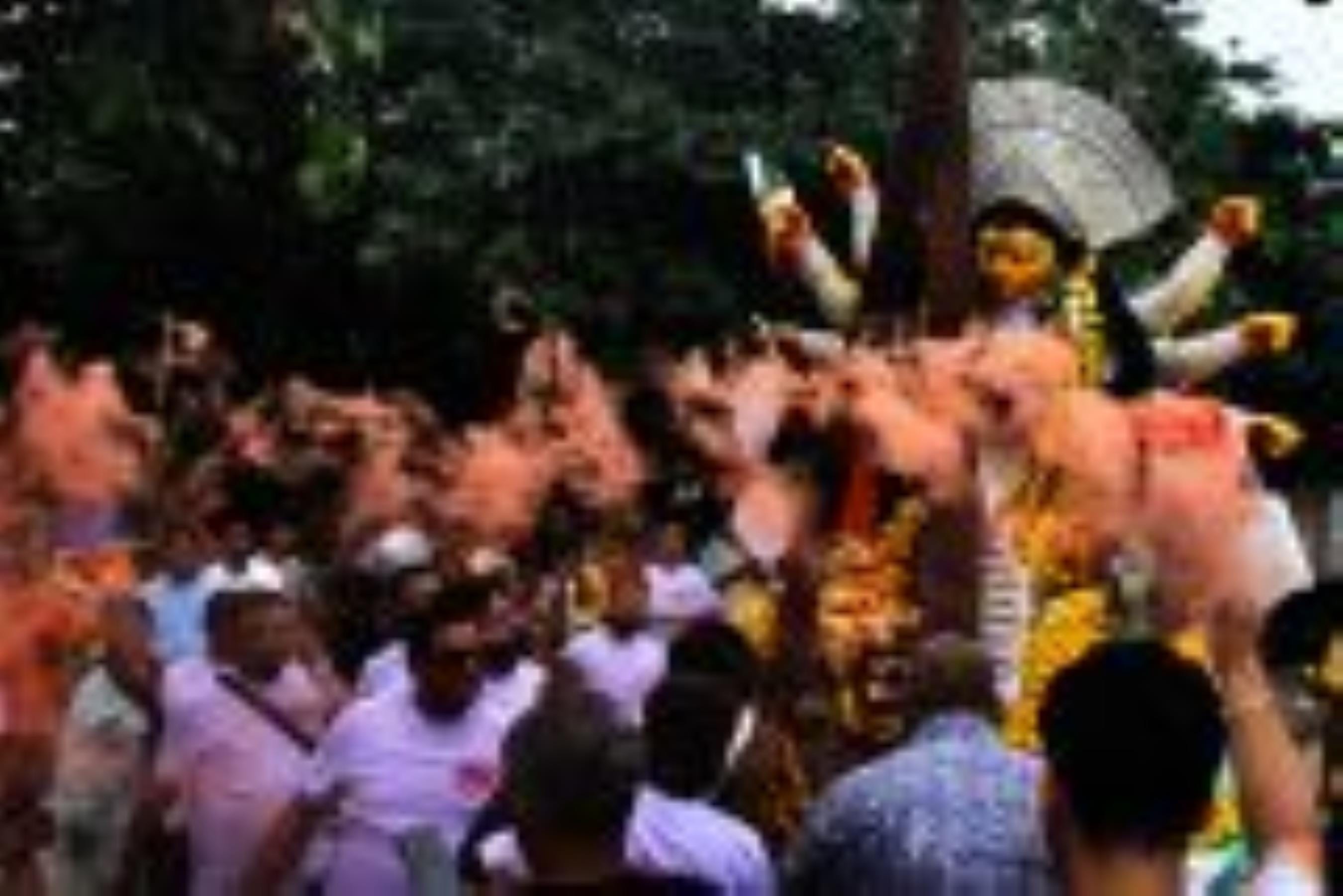 सिंदूरी आभा में डूबी मां दुर्गा की विदाई यात्रा सिंदूरी आभा में डूबी मां दुर्गा की विदाई यात्रा