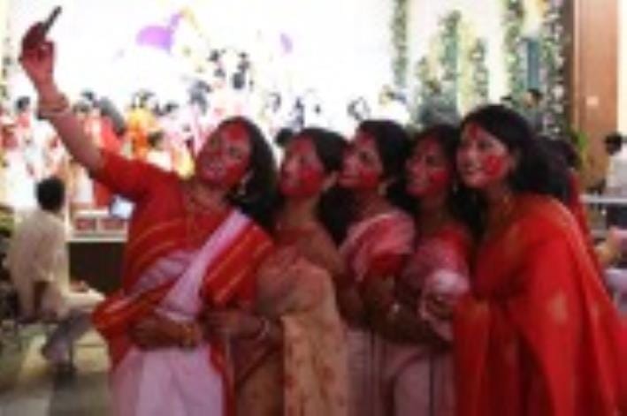 सिंदूरी आभा में डूबी मां दुर्गा की विदाई यात्रा सिंदूरी आभा में डूबी मां दुर्गा की विदाई यात्रा