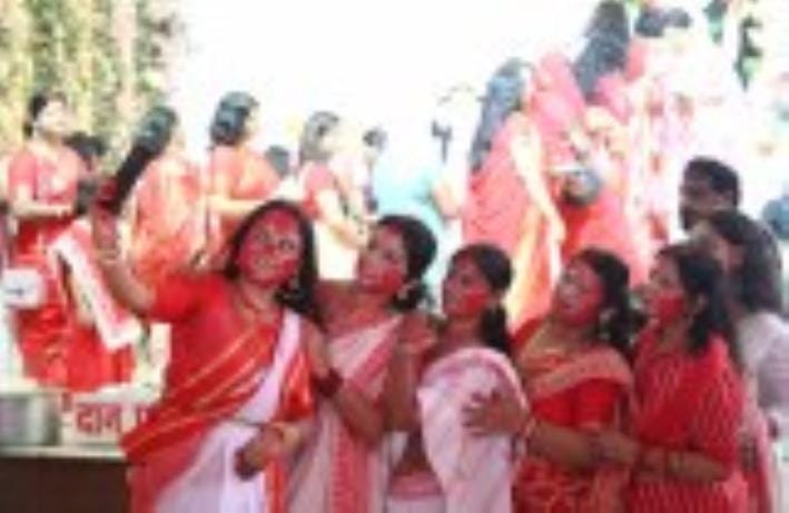 सिंदूरी आभा में डूबी मां दुर्गा की विदाई यात्रा सिंदूरी आभा में डूबी मां दुर्गा की विदाई यात्रा