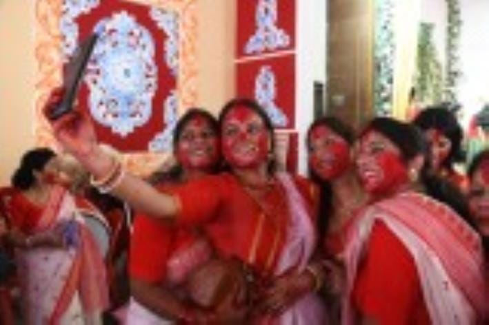सिंदूरी आभा में डूबी मां दुर्गा की विदाई यात्रा सिंदूरी आभा में डूबी मां दुर्गा की विदाई यात्रा