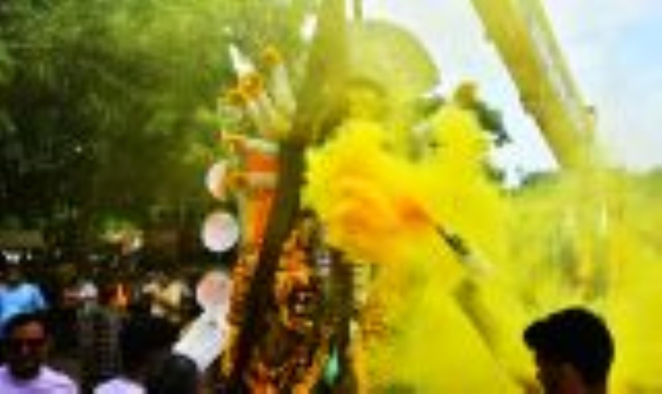 सिंदूरी आभा में डूबी मां दुर्गा की विदाई यात्रा सिंदूरी आभा में डूबी मां दुर्गा की विदाई यात्रा