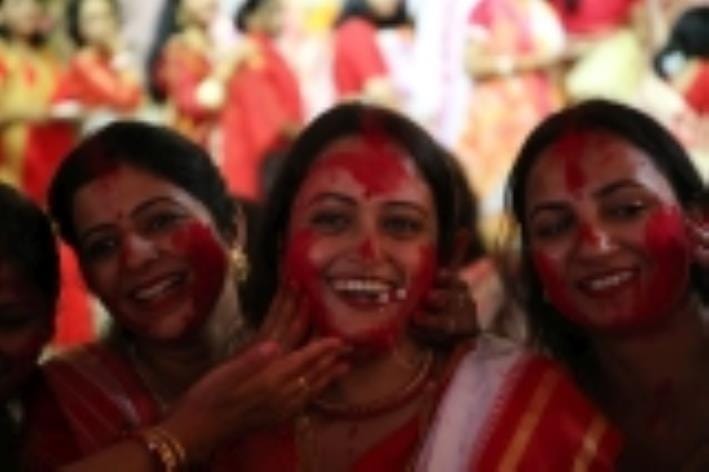सिंदूरी आभा में डूबी मां दुर्गा की विदाई यात्रा सिंदूरी आभा में डूबी मां दुर्गा की विदाई यात्रा