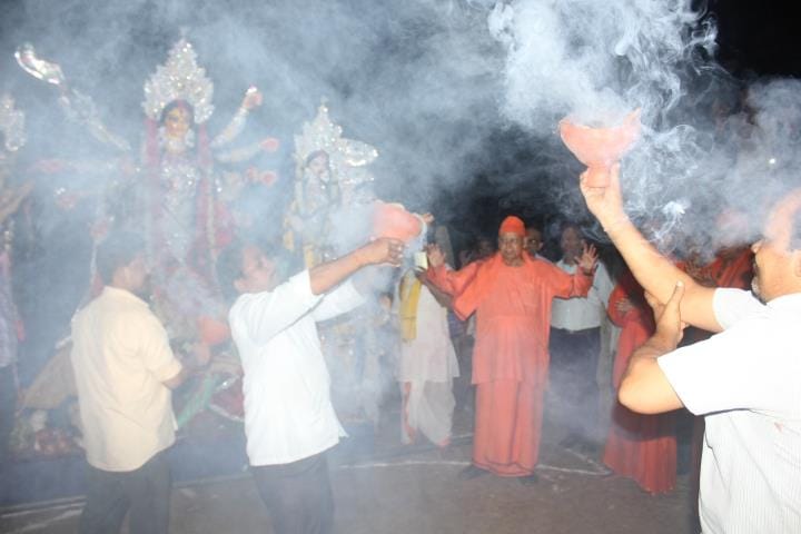 सिंदूरी आभा में डूबी मां दुर्गा की विदाई यात्रा सिंदूरी आभा में डूबी मां दुर्गा की विदाई यात्रा