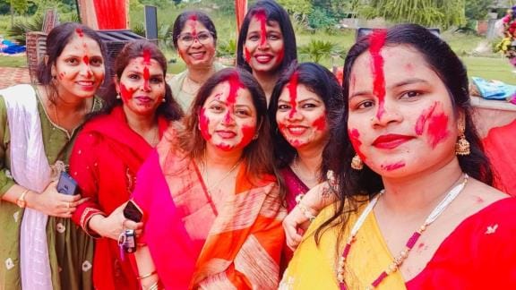 सिंदूरी आभा में डूबी मां दुर्गा की विदाई यात्रा सिंदूरी आभा में डूबी मां दुर्गा की विदाई यात्रा