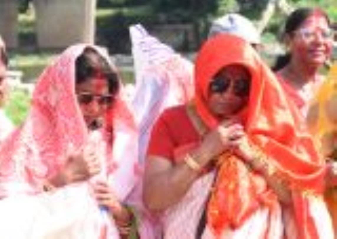 सिंदूरी आभा में डूबी मां दुर्गा की विदाई यात्रा सिंदूरी आभा में डूबी मां दुर्गा की विदाई यात्रा