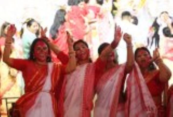 सिंदूरी आभा में डूबी मां दुर्गा की विदाई यात्रा सिंदूरी आभा में डूबी मां दुर्गा की विदाई यात्रा