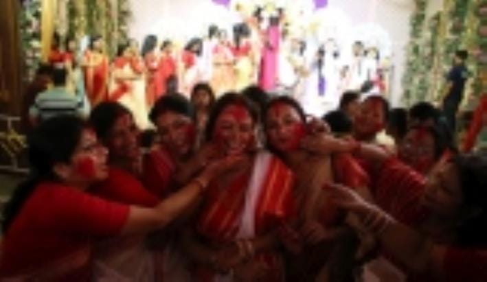 सिंदूरी आभा में डूबी मां दुर्गा की विदाई यात्रा सिंदूरी आभा में डूबी मां दुर्गा की विदाई यात्रा
